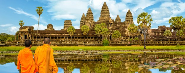 Mönche vor See und Tempel bei Angkor Wat – Kambodscha Familienreise