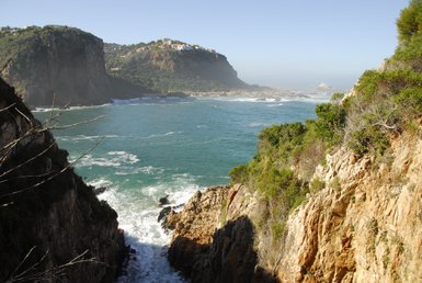 Küstenlandschaft mit Felsen und Klippen in Knysna – Garden Route Familienreise