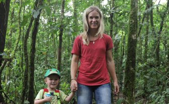Mutter und Kleinkind unterwegs auf Wanderung in La Tigra – Costa Rica Reise mit Kindern