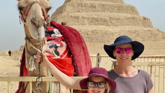 Mutter und Tochter stehen vor einem Kamel in Kairo – Ägypten Reise mit Kindern