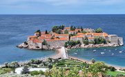 Blick auf Insel von Festland bei blauem Himmel - Montenegro for family - Montenegro mit Kindern