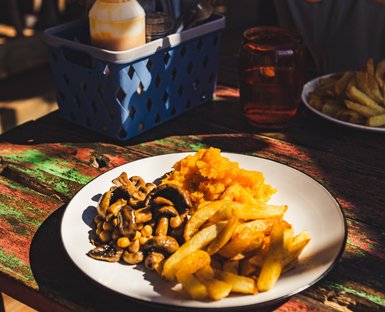 Familie genießt Mahlzeit – Südafrika Familienreise