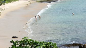 Badegäste schwimmen im türkisblauen Meer – Sri Lanka Familienreise