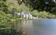 Blick auf Kylemore Abbey - Irland Familienreise