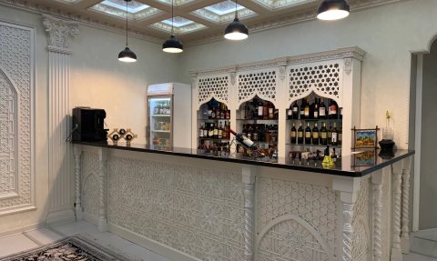 Der elegante Barbereich zeigt kunstvoll gestaltete Wände und eine große Auswahl an Getränken in einem stilvollen Ambiente.