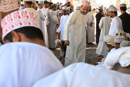 Einheimische im traditionellen Souk von Nizwa – Oman mit Kindern
