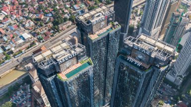 Die beeindruckenden Wolkenkratzer von Ascott Star überragen die Stadt Kuala Lumpur, mit modernen Fassaden und Dachterrassen.
