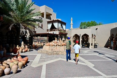 Keramiktöpfe im Souk von Nizwa – Oman Familienreise