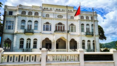 Das beeindruckende weiße Gebäude mit eleganten Bögen und Balkonen ist das White Hall in Port of Spain, Trinidad.