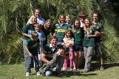 Eine Familie lächelt für ein Foto im Makutsi Game Reserve – Südafrika mit Kindern