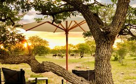 Außenansicht Ondili Etosha Oberland Lodge - Namibia mit Jugendlichen