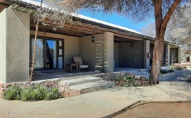 Außenansicht Otijiwa Lodge - Namibia mit Kindern