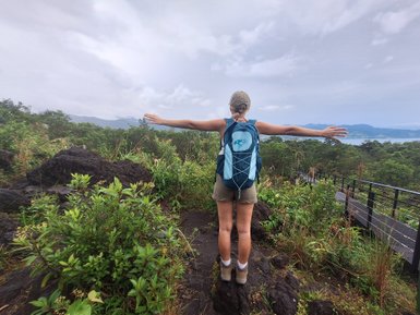 Wanderin erkundet den Vulkan Arenal Nationalpark – Costa Rica Familienurlaub