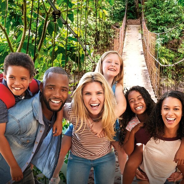 For Family Reisen Header 2026 - Familien auf Gruppenreise im Regenwald