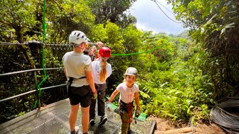 Drei Kinder an Ziplines durch die Baumkronen des Regenwaldes – Costa Rica mit Kindern