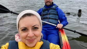 Kayakfahrer mit einer Robbe - Namibia mit Jugendlichen