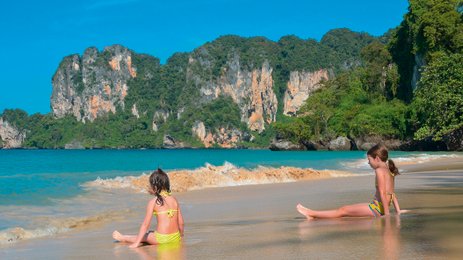 Mädchen spielen am Ufer eines tropischen Strandes – Thailand Familienreise