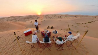 Familie genießt Picknick in der Wahiba-Wüste – Oman Reise mit Kindern