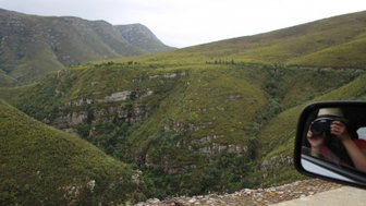 Aus dem Auto heraus fällt der Blick auf die weite Berglandschaft der Klein-Karoo – Garden Route mit Kindern