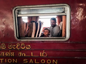 Vater und Kind schauen während der Zugfahrt aus dem Fenster – Sri Lanka Reise mit Kindern