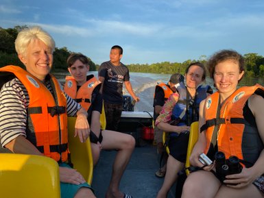 Familie erlebt eine spannende Flusssafari im Boot auf dem Kinabatangan River – Malaysia & Borneo mit Kindern