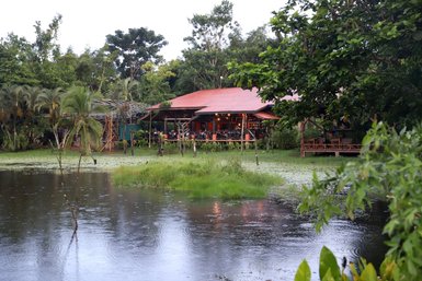 Restaurant mit Blick auf den See bei der Maquenque Eco Lodge – Costa Rica Reise mit Kindern