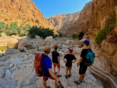 Familie auf Wanderung im Wadi Shab – Oman mit Kindern