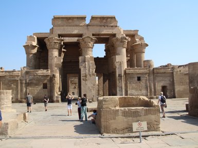 Imposante Säulen im Tempel von Kom Ombo – Ägypten Reise mit Kindern