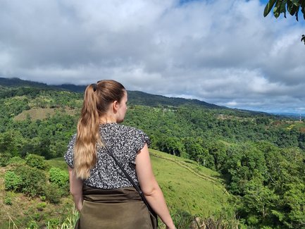 Junge Frau blickt über Natur bei La Tigra - Costa Rica mit Kindern