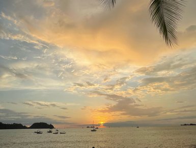 Farbenprächtiger Sonnenuntergang am Strand von Potrero in Guanacaste – Costa Rica Reise mit Kindern