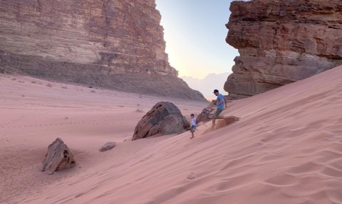 laufen in der Wadi Rum Wüste - Jordanien mit Kindern