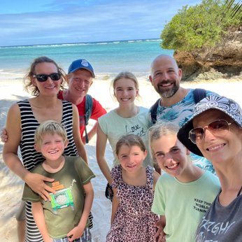Familien am Strand von Diani Beach - Kenia Urlaub mit Kindern