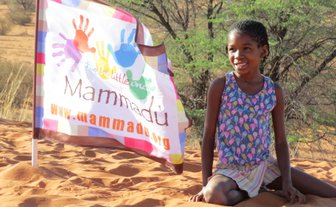 Ein einheimisches Mädchen mit einer Flagge - Namibia mit Jugendlichen