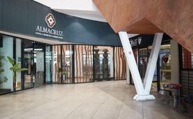 Der Eingangsbereich des Almacruz Hotels in Santiago zeigt moderne Architektur mit großen Fenstern und stilvollen Designelementen.