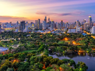 Sonnenuntergang über der Skyline von Bangkok mit leuchtenden Farben – Thailand Familienreise