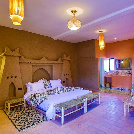 Warm beleuchtetes Zimmer im Riad Tihri mit traditionellem Flair – Marokko Familienurlaub