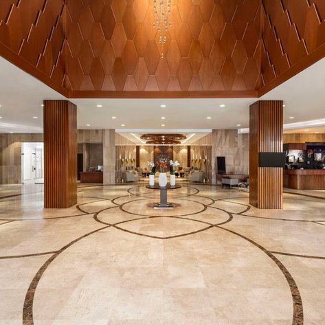 Lobby mit Rezption im Radisson Hotel Muscat Panorama - Oman Familienreise