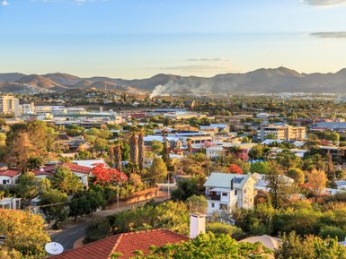Eine Stadt mit Bergen im Hintergrund - Namibia mit Jugendlichen