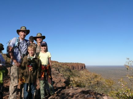 Eine Familie steht auf dem Gipfel eines Berges - Namibia Familienurlaub