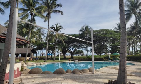 Pool mit Palmen im Nexus Resort & Spa Karambunai – Malaysia & Borneo Familienreise