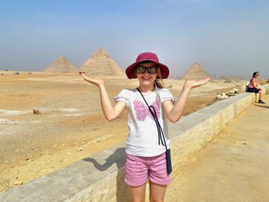 Mädchen blickt auf die Pyramiden von Gizeh in Kairo – Ägypten Reise mit Kindern