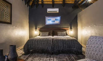 Innenansicht Schlafzimmer Ai Aiba Lodge - Namibia Familienreise
