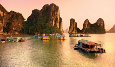 Schwimmende Häuser im goldenen Licht des Sonnenuntergangs – Vietnam mit Kindern