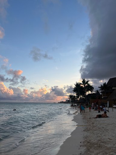Sonnenuntergang mit leuchtenden Wolken über dem Meer bei Playa del Carmen – Mexiko Familienreise