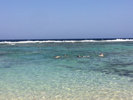 Kinder schnorcheln im Toten Meer und entdecken die Unterwasserwelt – Ägypten Reise mit Kindern