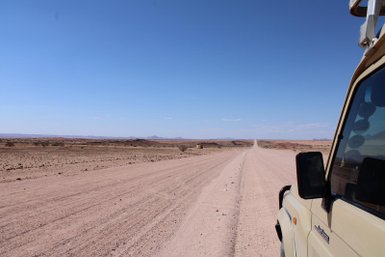 Panoramablick auf die weite Landschaft des Etosha Nationalparks - Namibia mit Jugendlichen