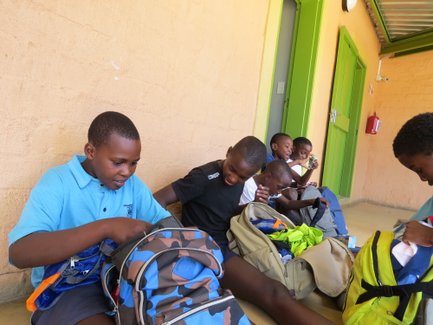 Kinder packen Rucksäcke aus - Namibia mit Jugendlichen