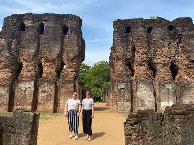 Zwei Frauen stehen vor den Ruinen in Polonnaruwa – Sri Lanka Familienreise