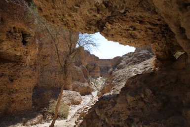 Der Blick wandert entlang der steilen Feldwände einen Canyon hinauf - Namibia mit Kindern