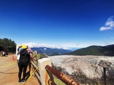 Menschen betrachten den aktiven Vulkan Poás in Alajuela – Costa Rica Reise mit Kindern
